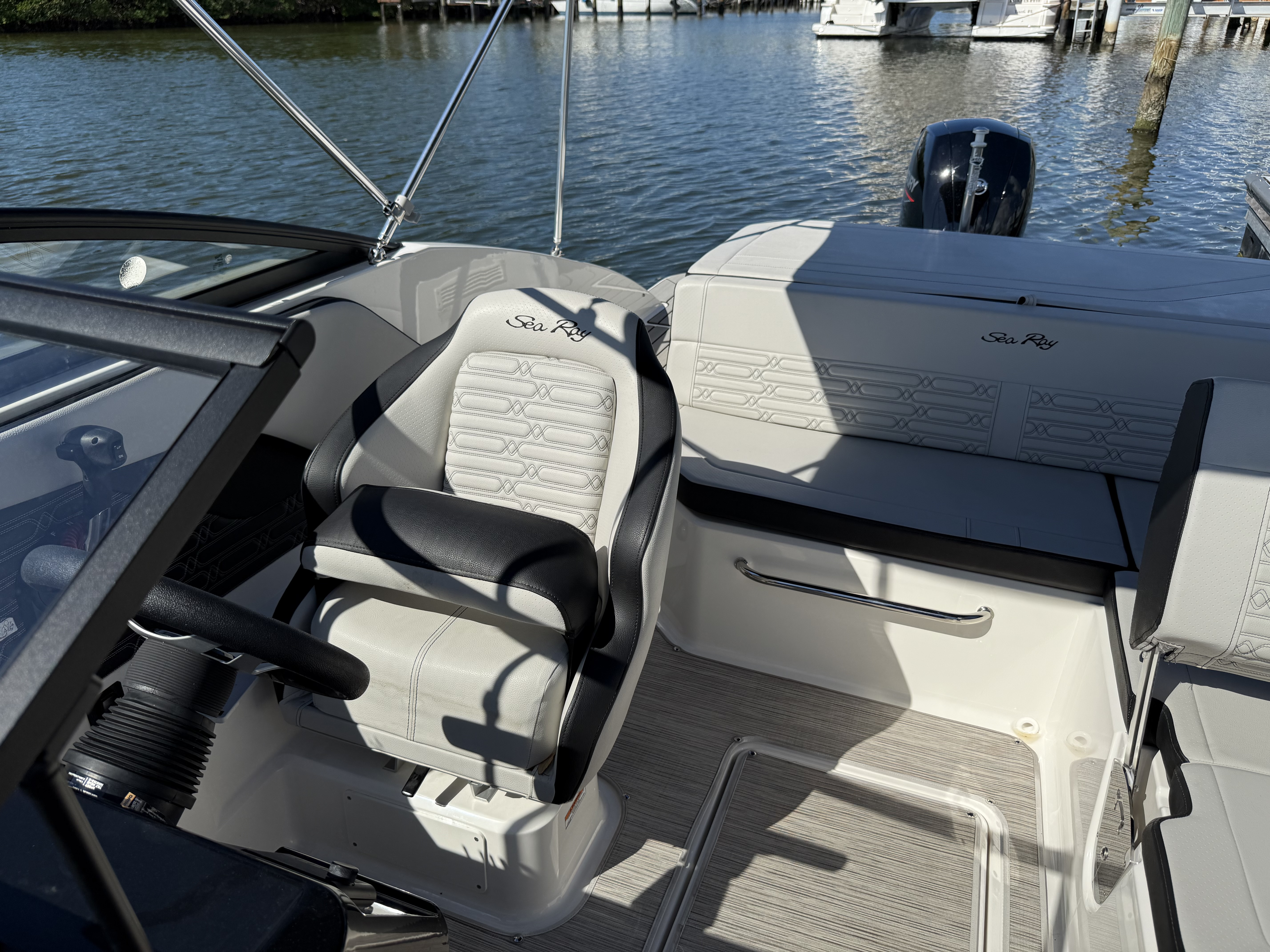 2025 Sea Ray SPX 190 Outboard Image Thumbnail #21