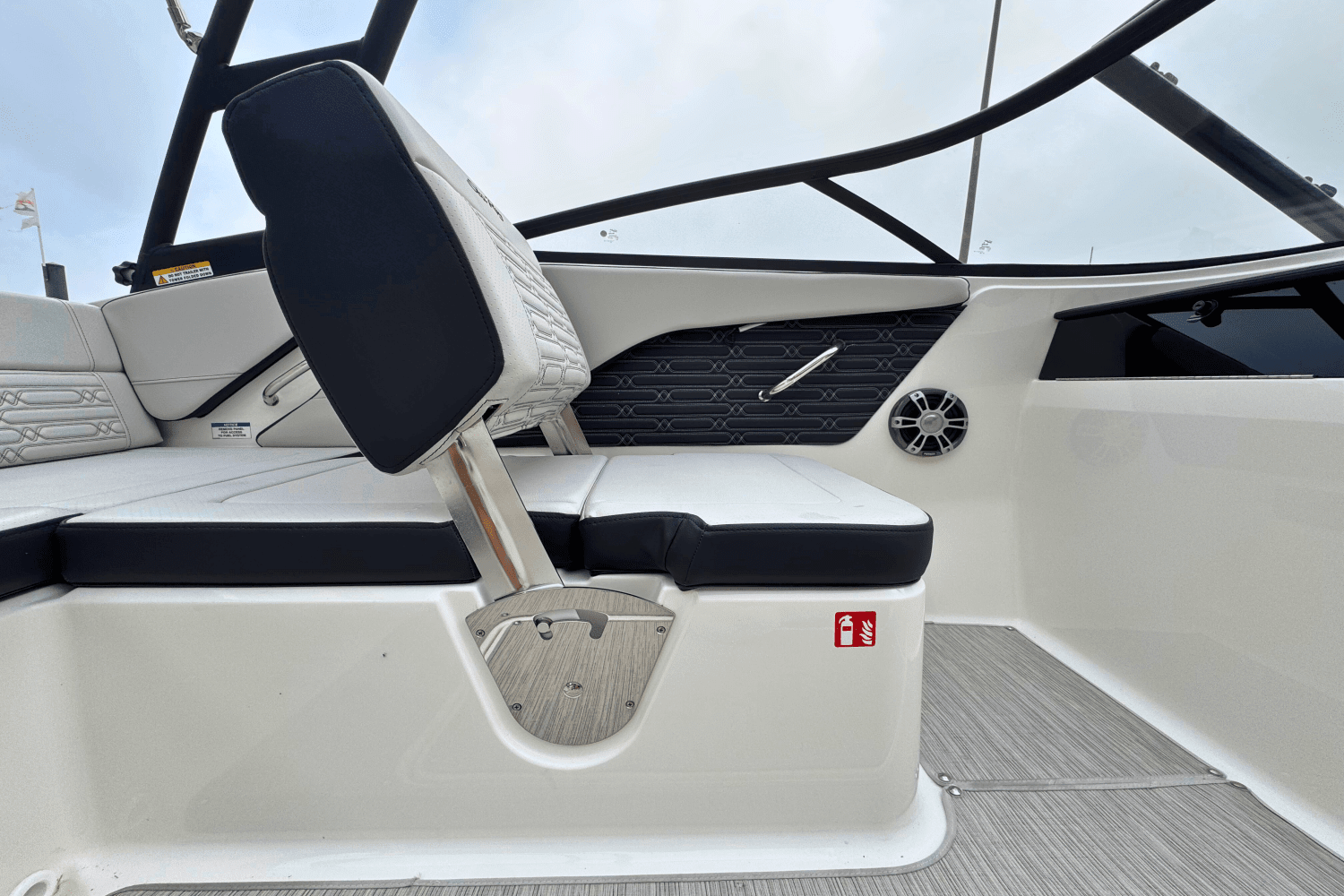 2025 Sea Ray SPX 190 Outboard Image Thumbnail #2