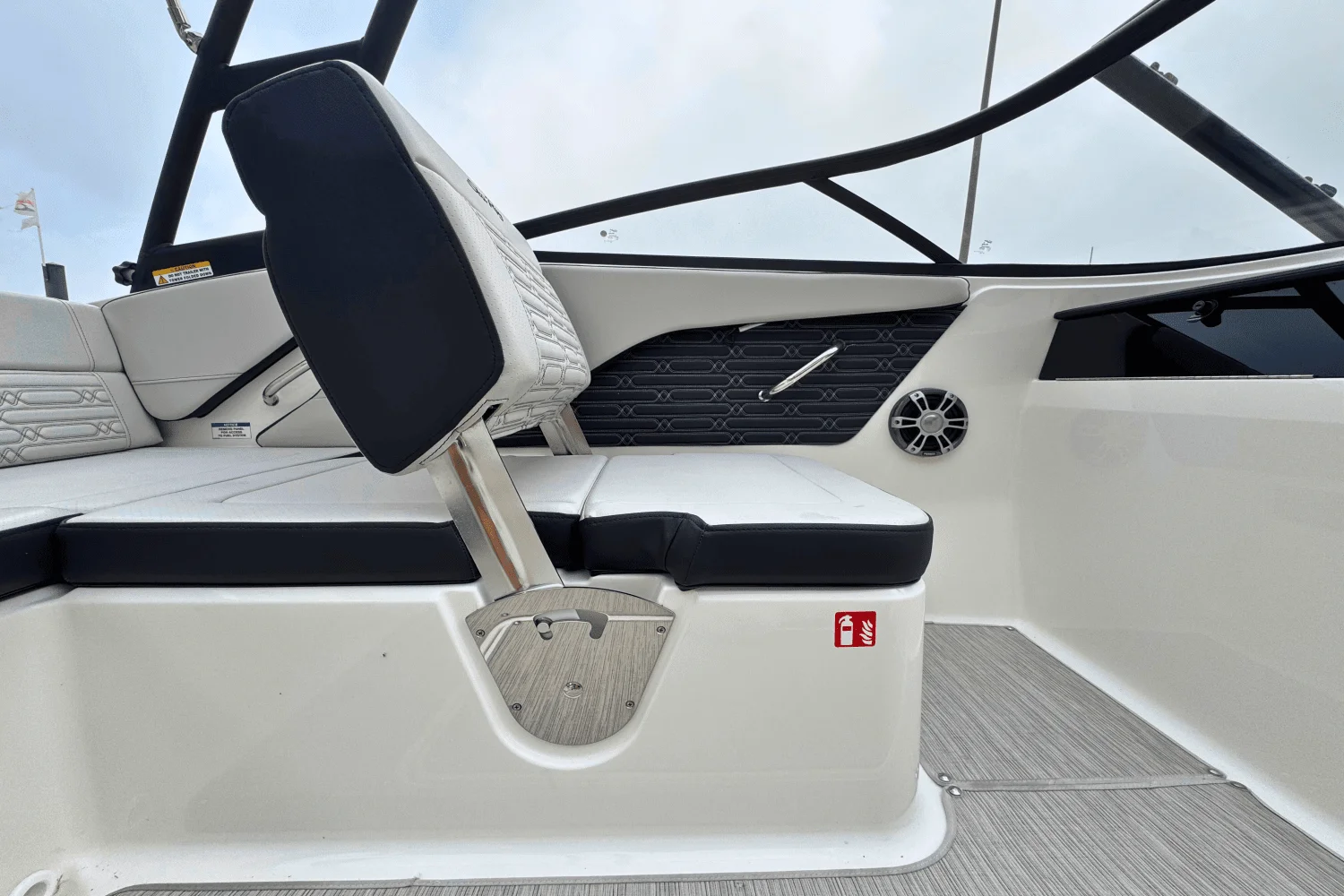 2025 Sea Ray SPX 190 Outboard Image Thumbnail #3