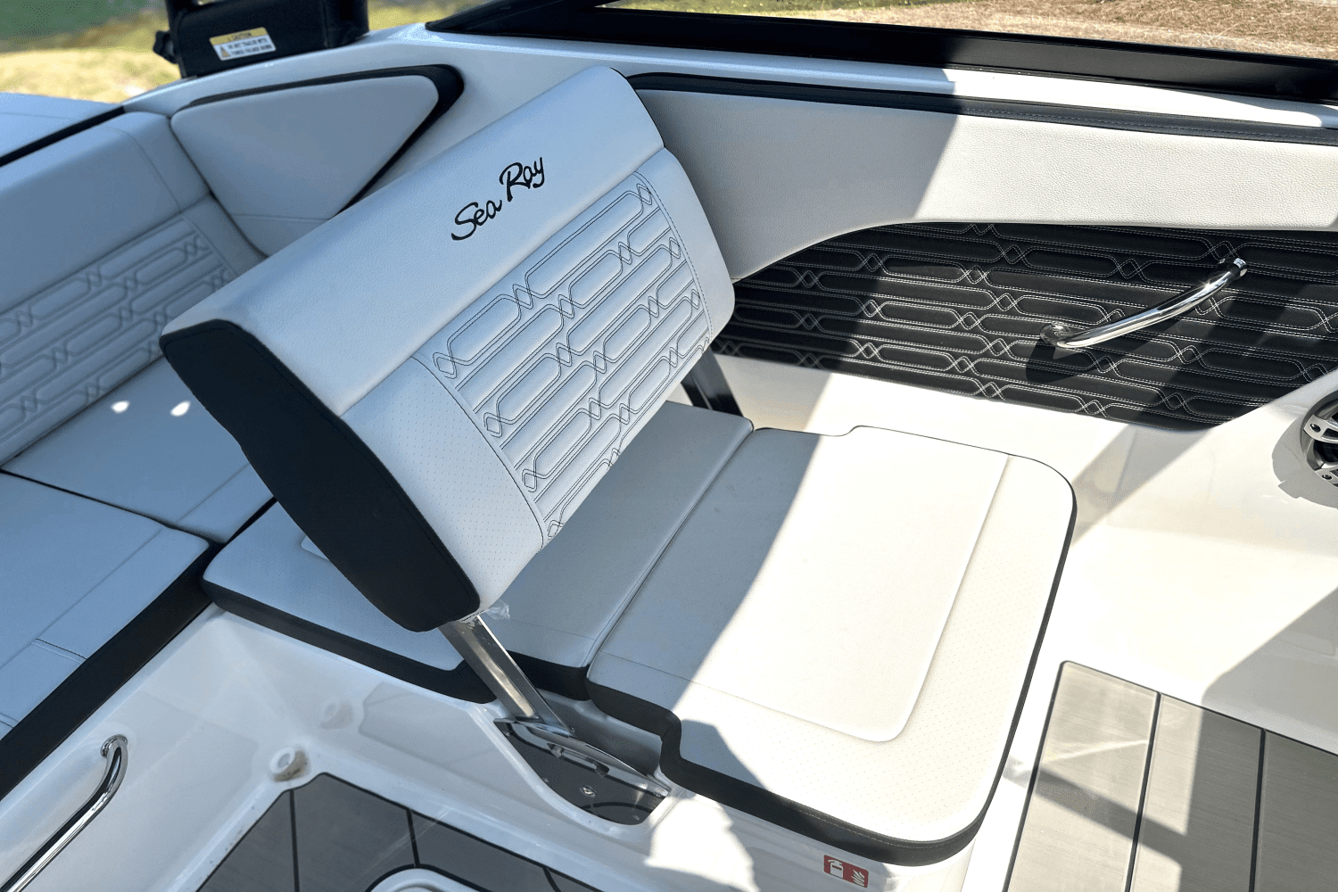 2025 Sea Ray SPX 190 Outboard Image Thumbnail #9