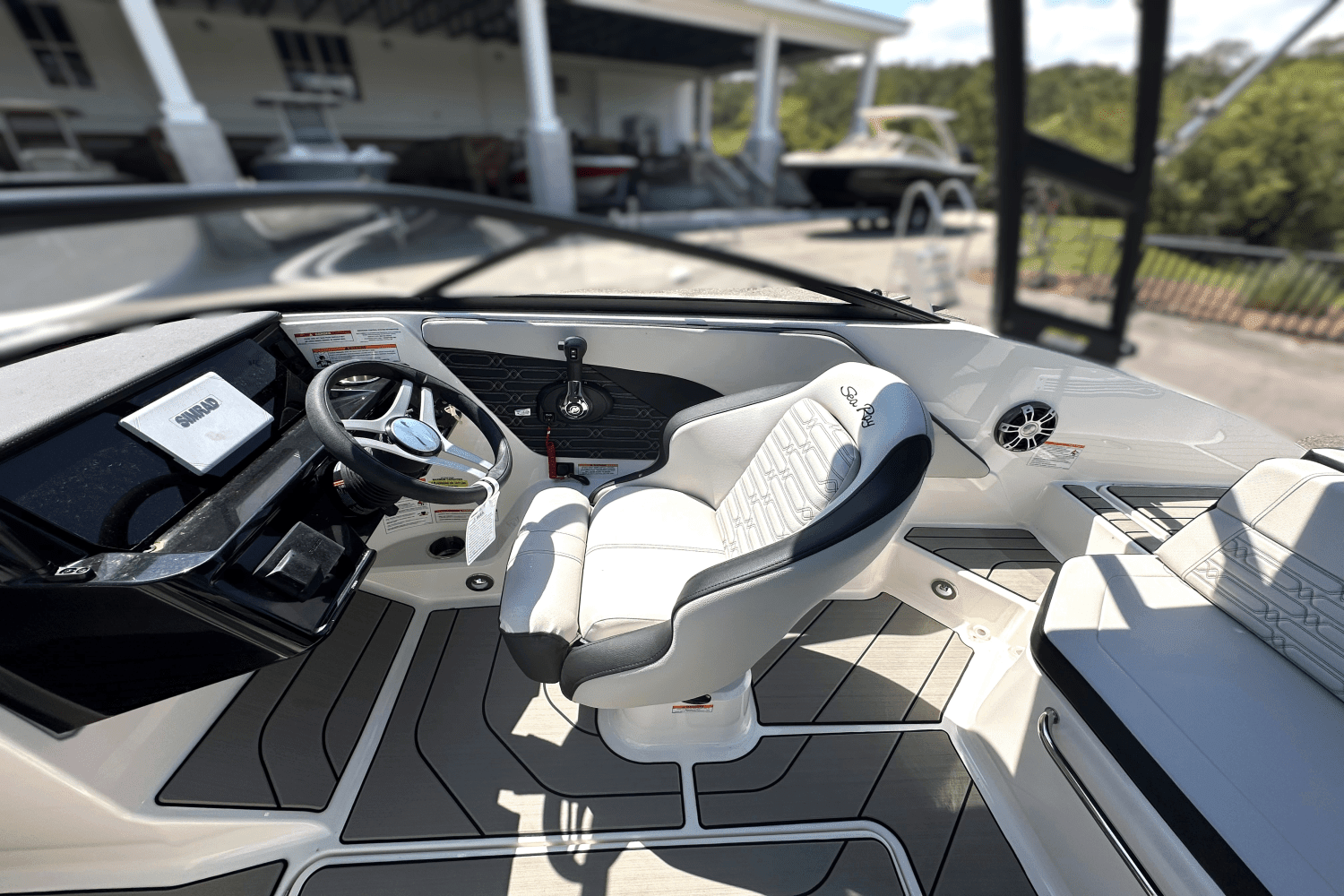 2025 Sea Ray SPX 190 Outboard Image Thumbnail #10