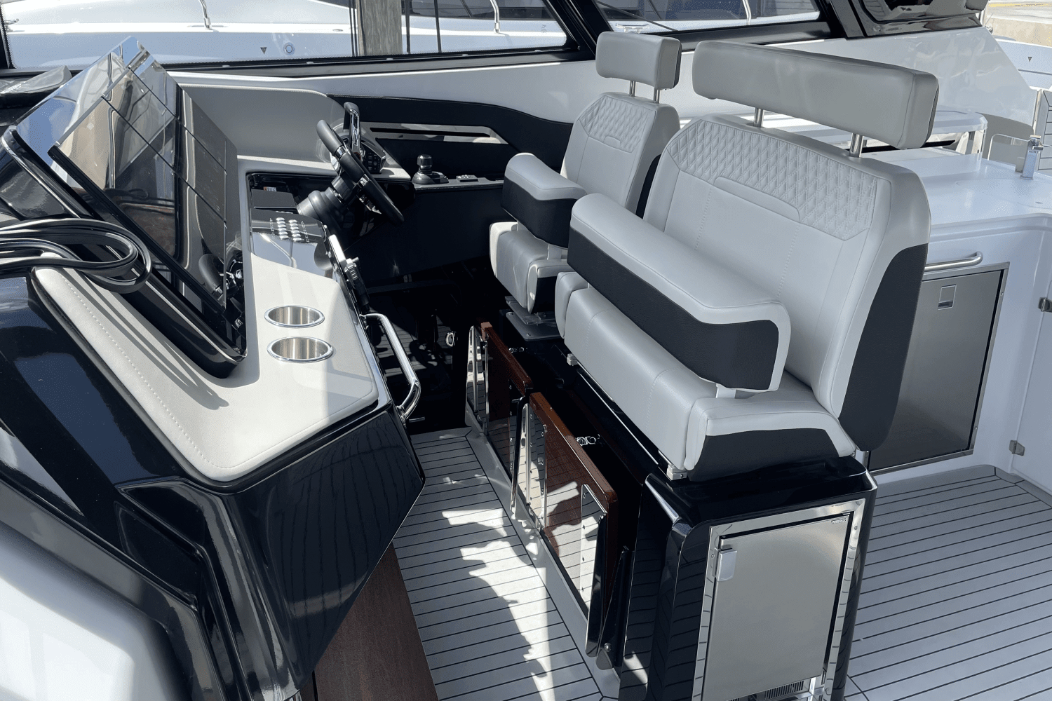 2024 Cruisers Yachts 50 GLS Outboard Image Thumbnail #22