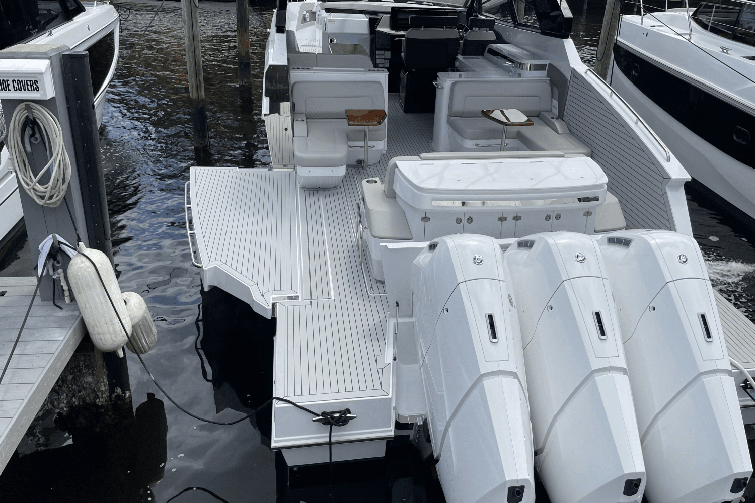 2024 Cruisers Yachts 50 GLS Outboard Image Thumbnail #15