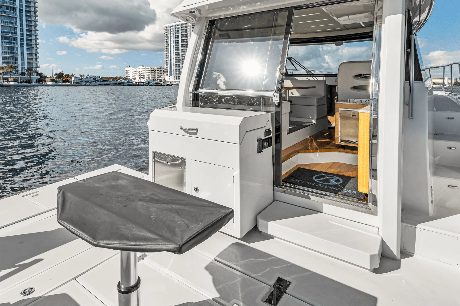 2021 Ocean Alexander 45 DIVERGENCE COUPE Image Thumbnail #15