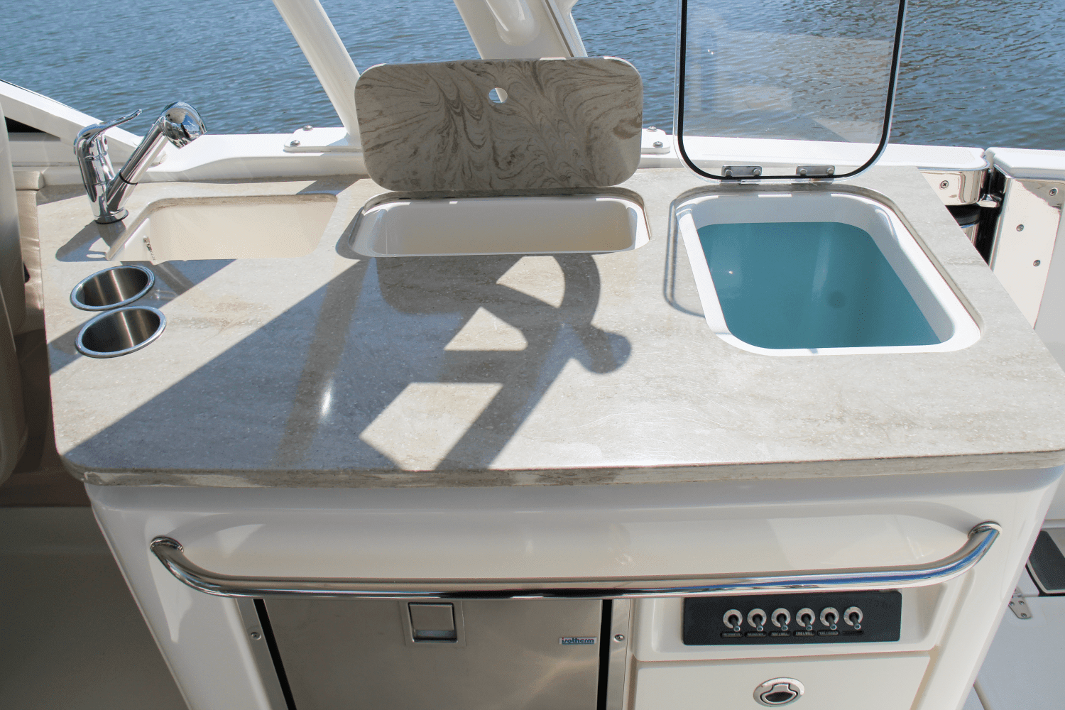 2017 Boston Whaler 320 Vantage Image Thumbnail #8