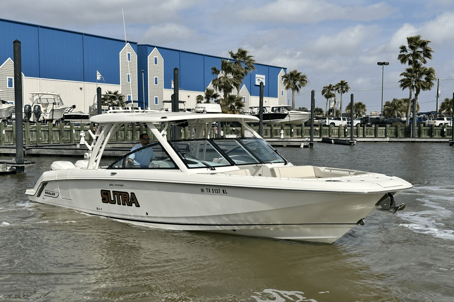 2017 Boston Whaler 320 VANTAGE Image Thumbnail #2