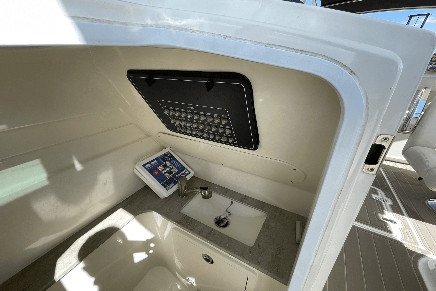 2017 Boston Whaler 320 VANTAGE Image Thumbnail #37