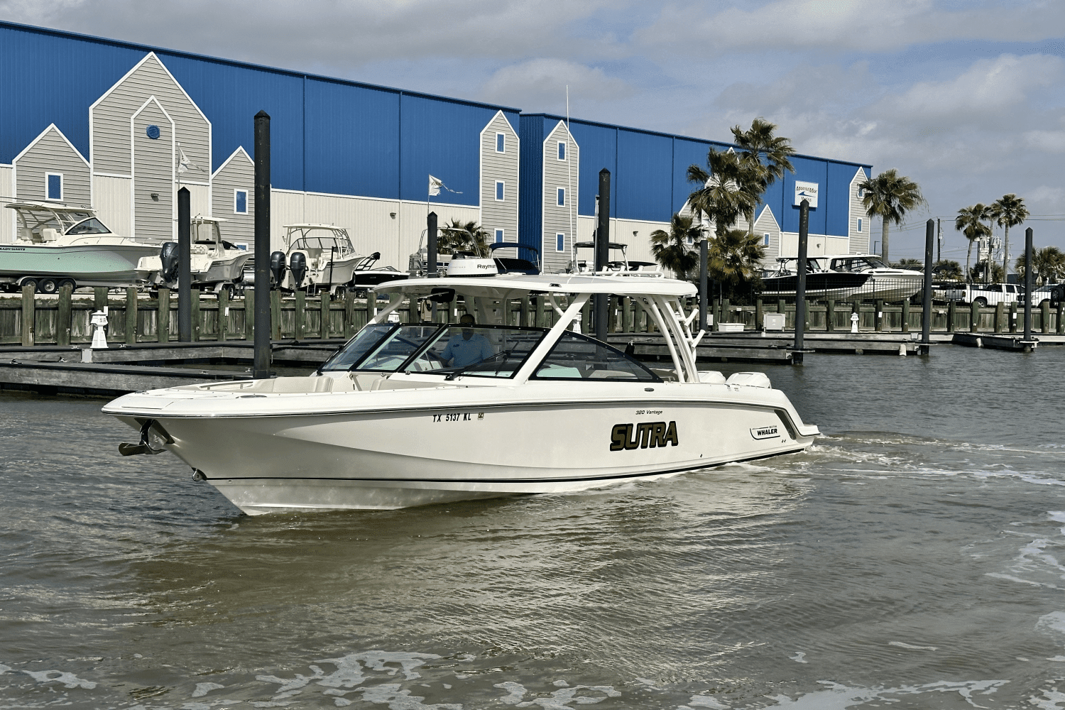 2017 Boston Whaler 320 VANTAGE Image Thumbnail #8