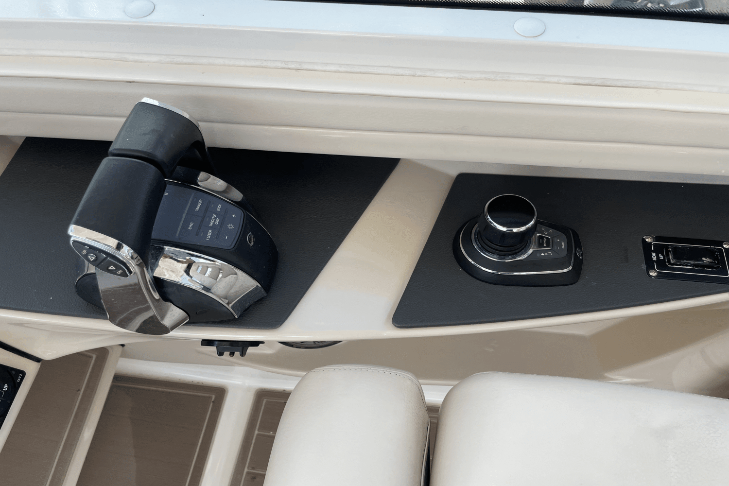 2017 Boston Whaler 320 VANTAGE Image Thumbnail #32