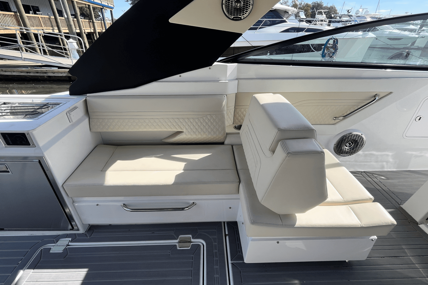 2025 Cruisers Yachts 34 GLS Outboard Image Thumbnail #13