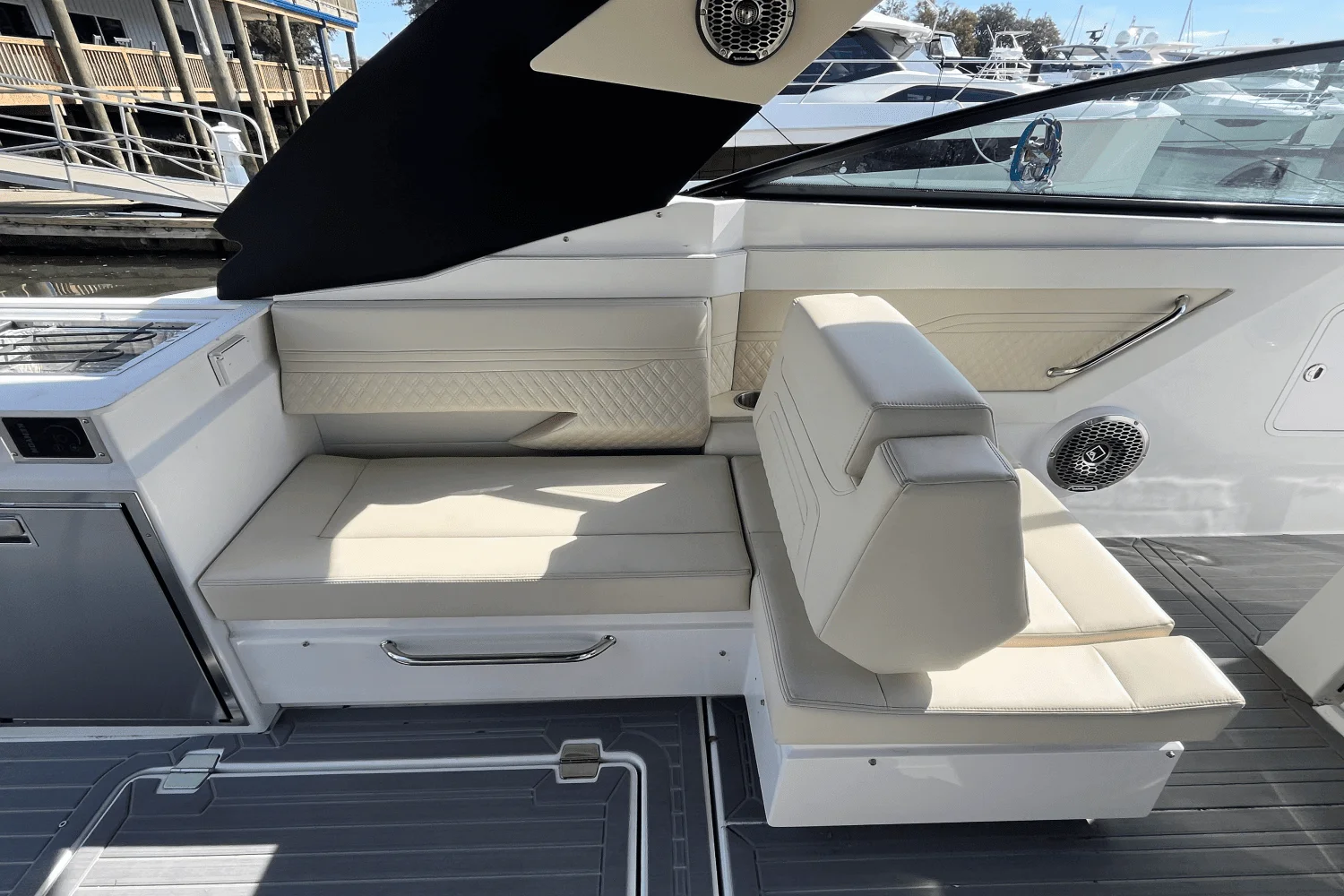 2025 Cruisers Yachts 34 GLS Outboard Image Thumbnail #13