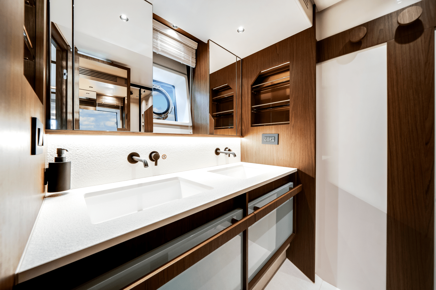 2026 Azimut Fly 72 Image Thumbnail #37