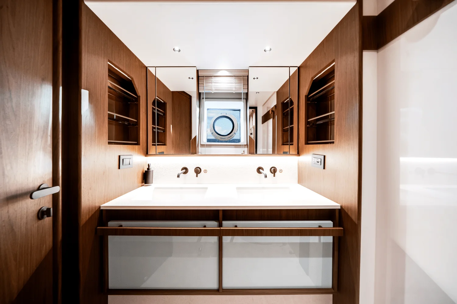 2026 Azimut
                                                             Fly 72 Image Thumbnail #40