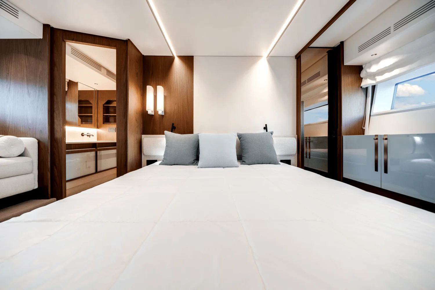 2026 Azimut
                                                             Fly 72 Image Thumbnail #31