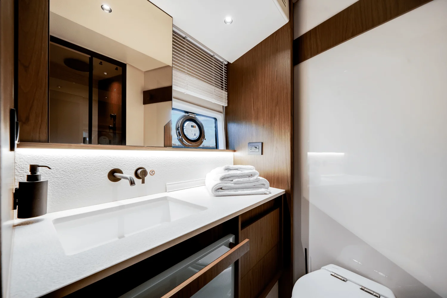 2026 Azimut Fly 72 Image Thumbnail #22