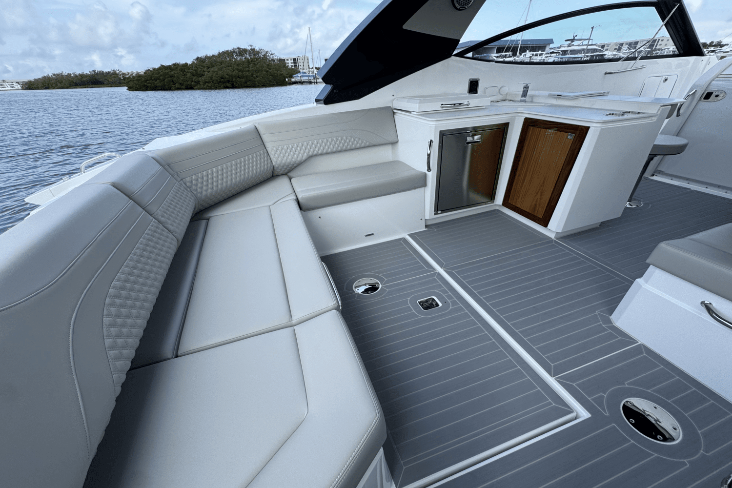 2025 Cruisers Yachts 38 GLS Outboard Image Thumbnail #21