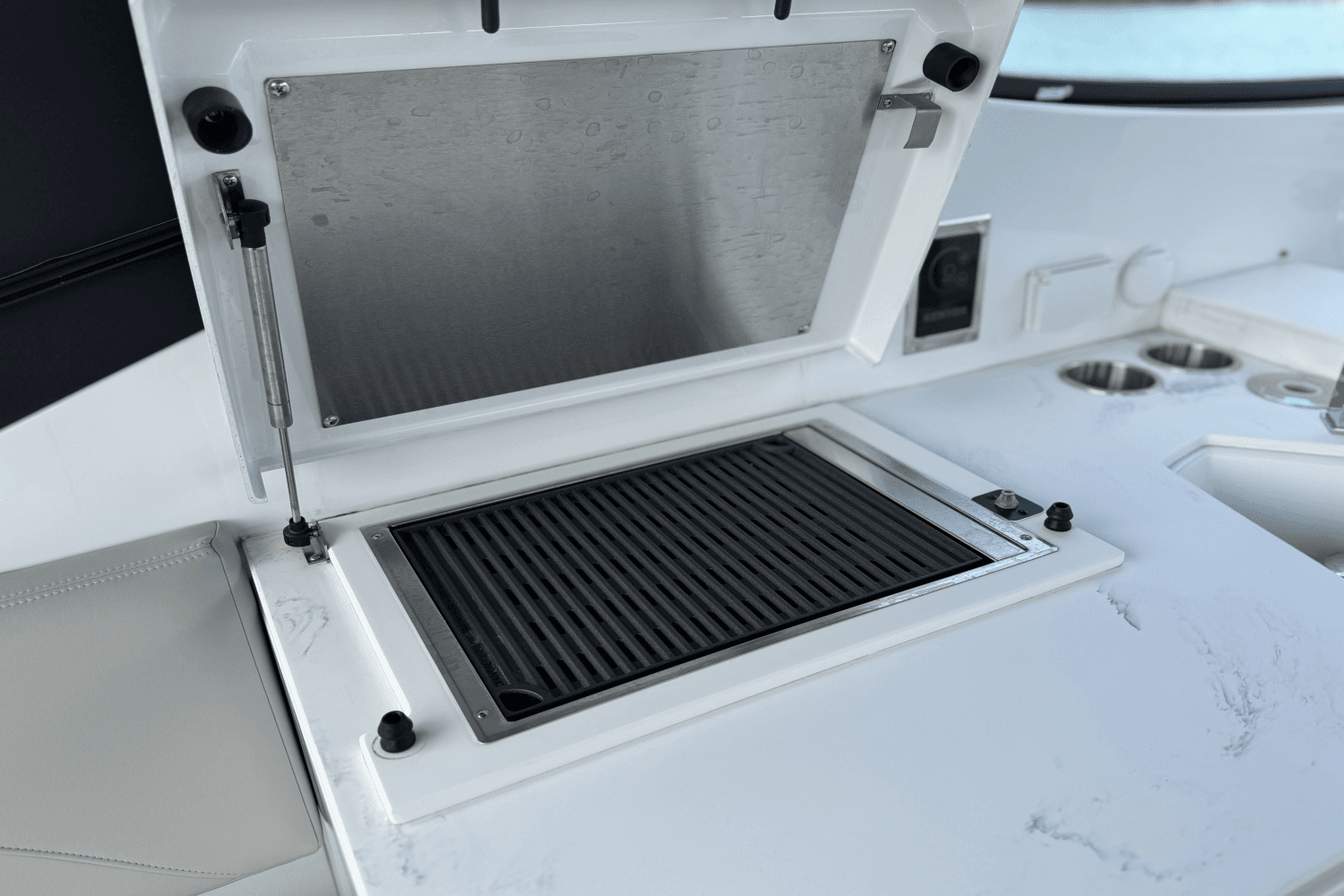 2025 Cruisers Yachts 38 GLS Outboard Image Thumbnail #27