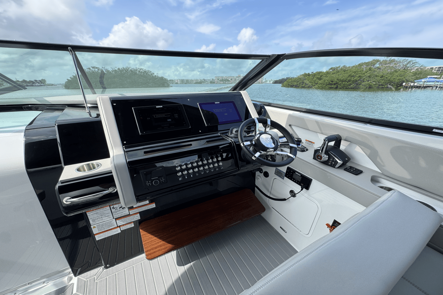 2025 Cruisers Yachts 38 GLS Outboard Image Thumbnail #33
