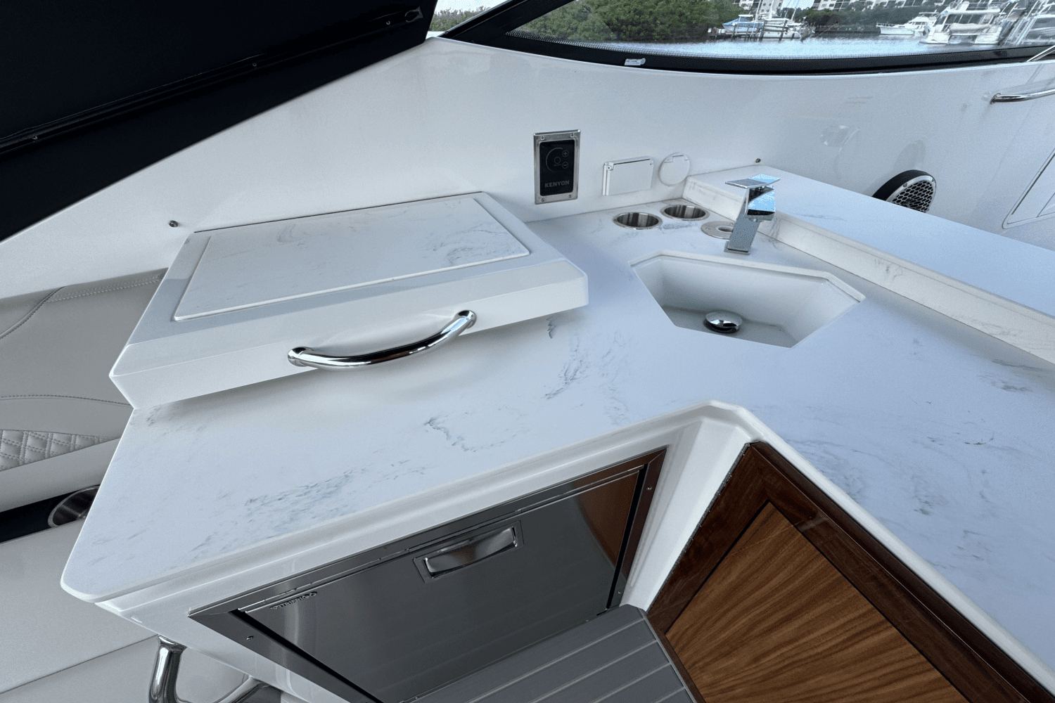 2025 Cruisers Yachts 38 GLS Outboard Image Thumbnail #25
