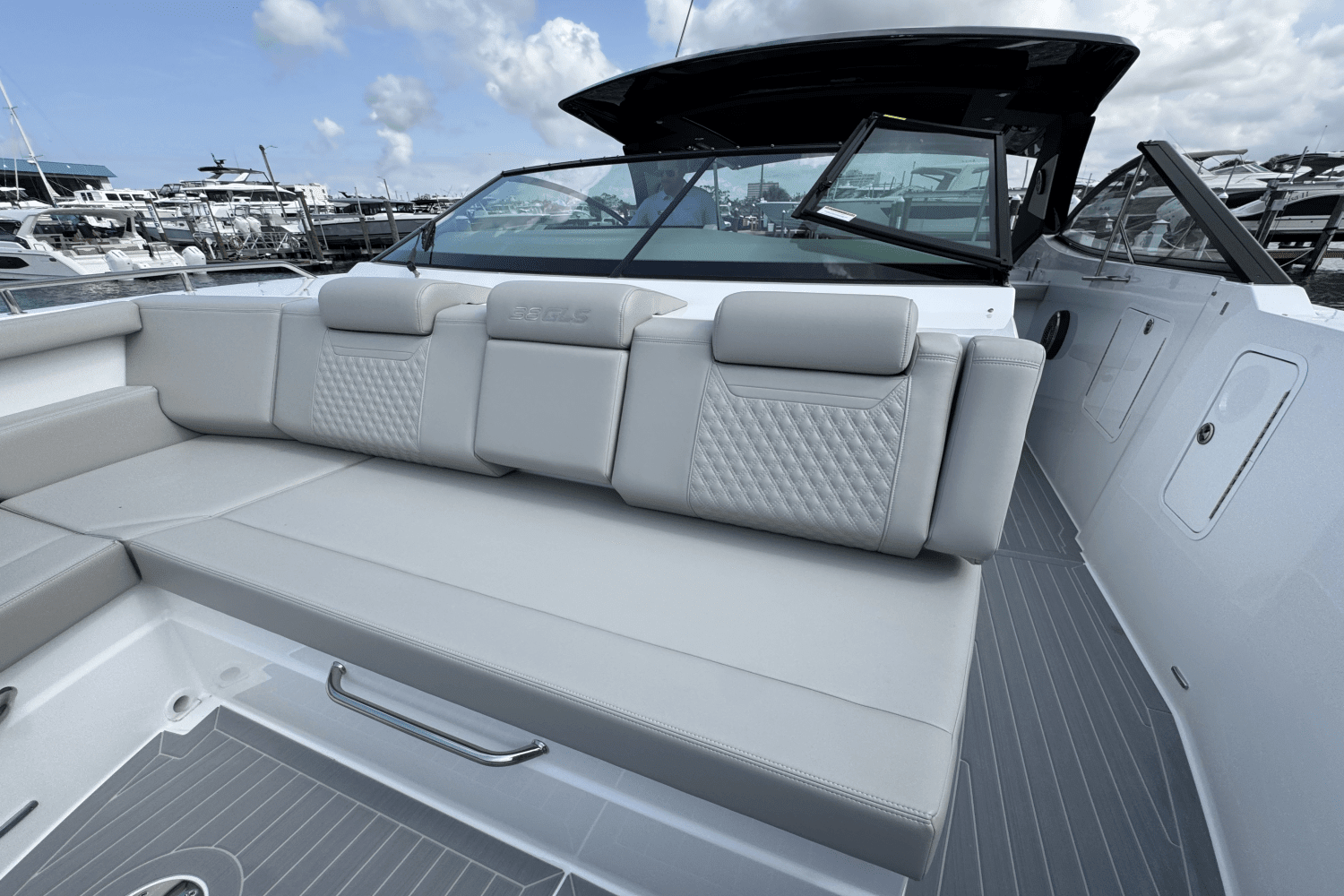 2025 Cruisers Yachts 38 GLS Outboard Image Thumbnail #39
