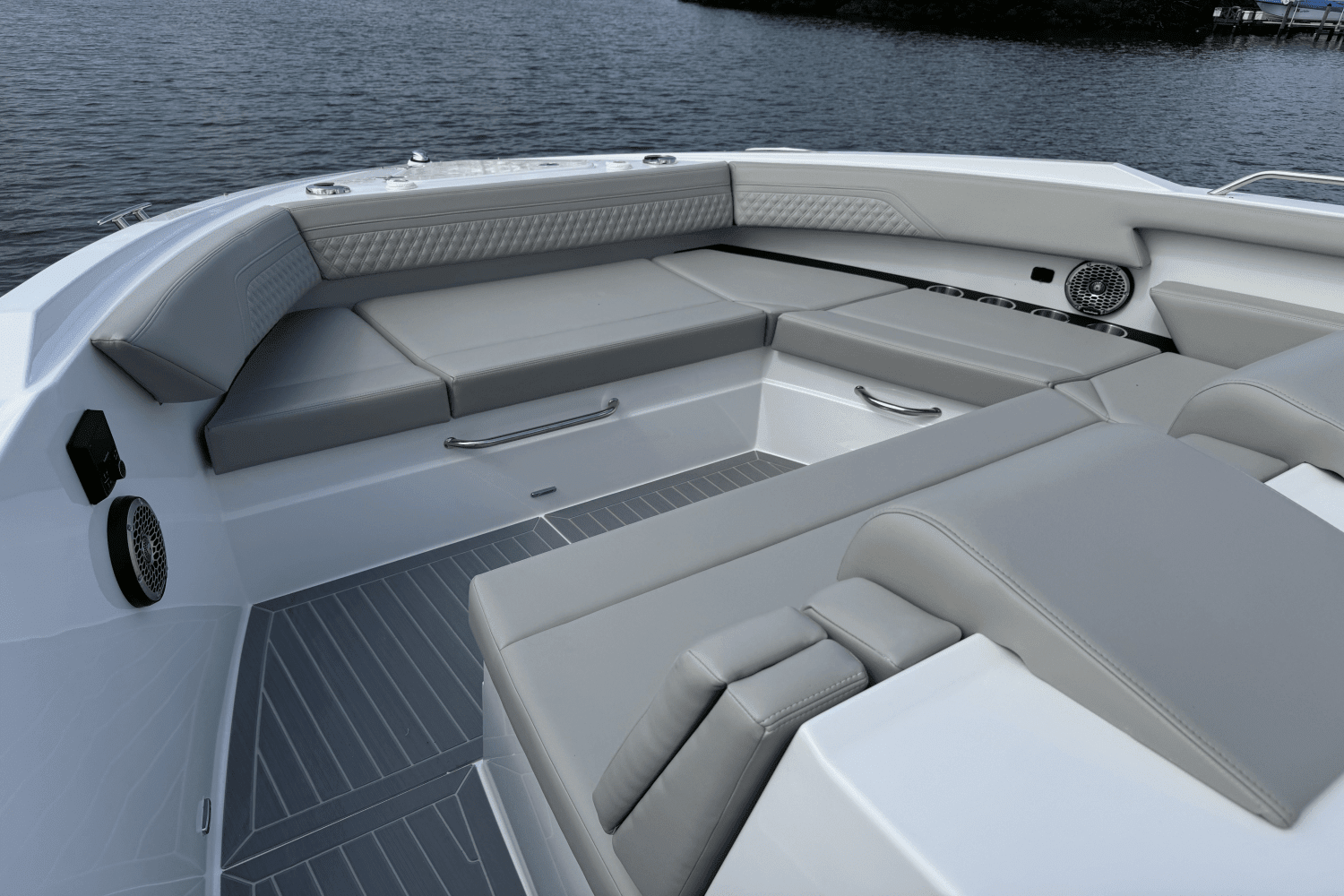 2025 Cruisers Yachts 38 GLS Outboard Image Thumbnail #38