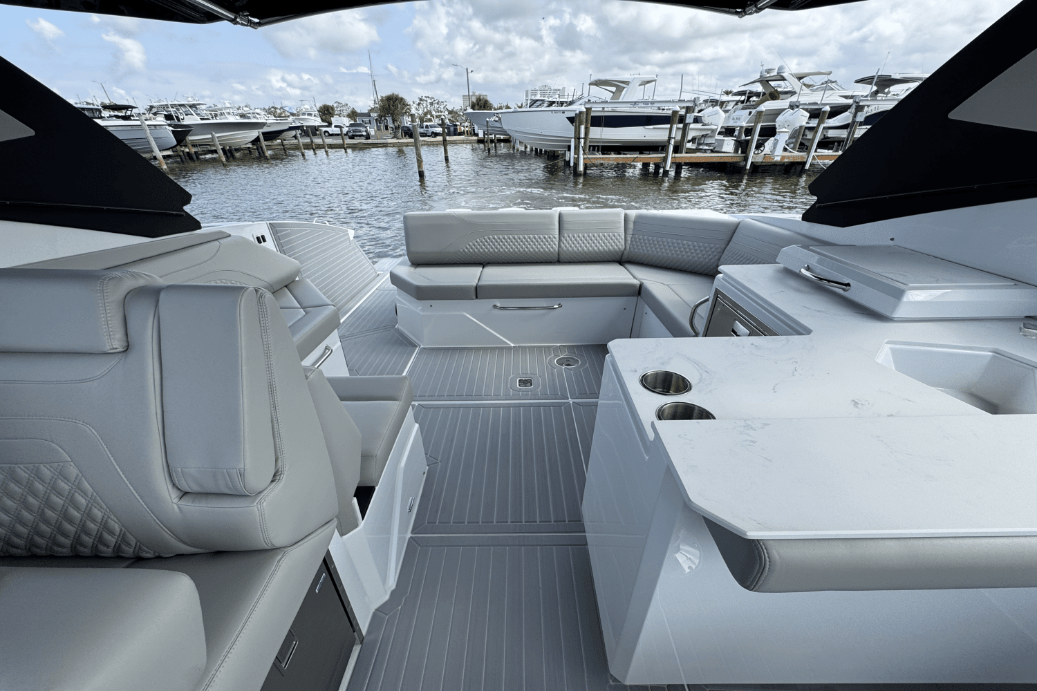 2025 Cruisers Yachts 38 GLS Outboard Image Thumbnail #40