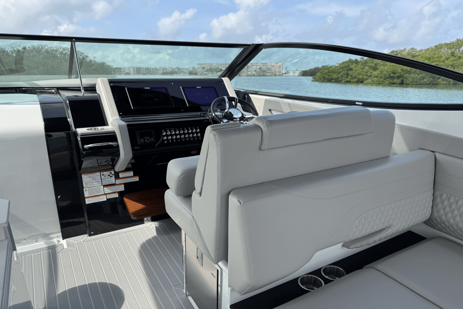 2025 Cruisers Yachts 38 GLS Outboard Image Thumbnail #31