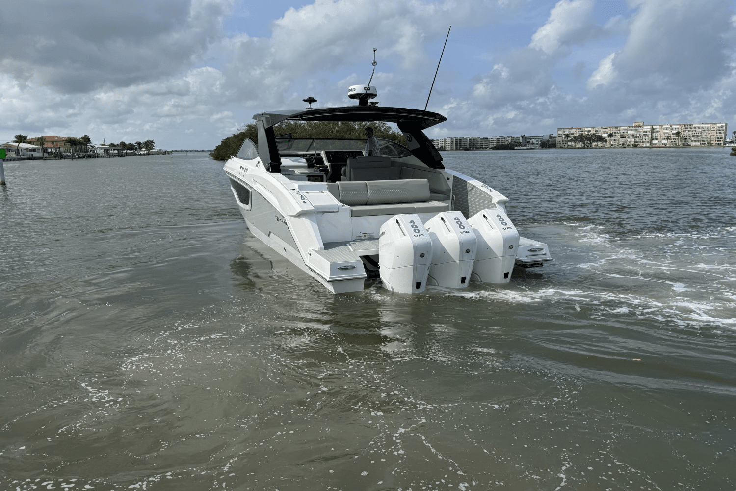 2025 Cruisers Yachts 38 GLS Outboard Image Thumbnail #11
