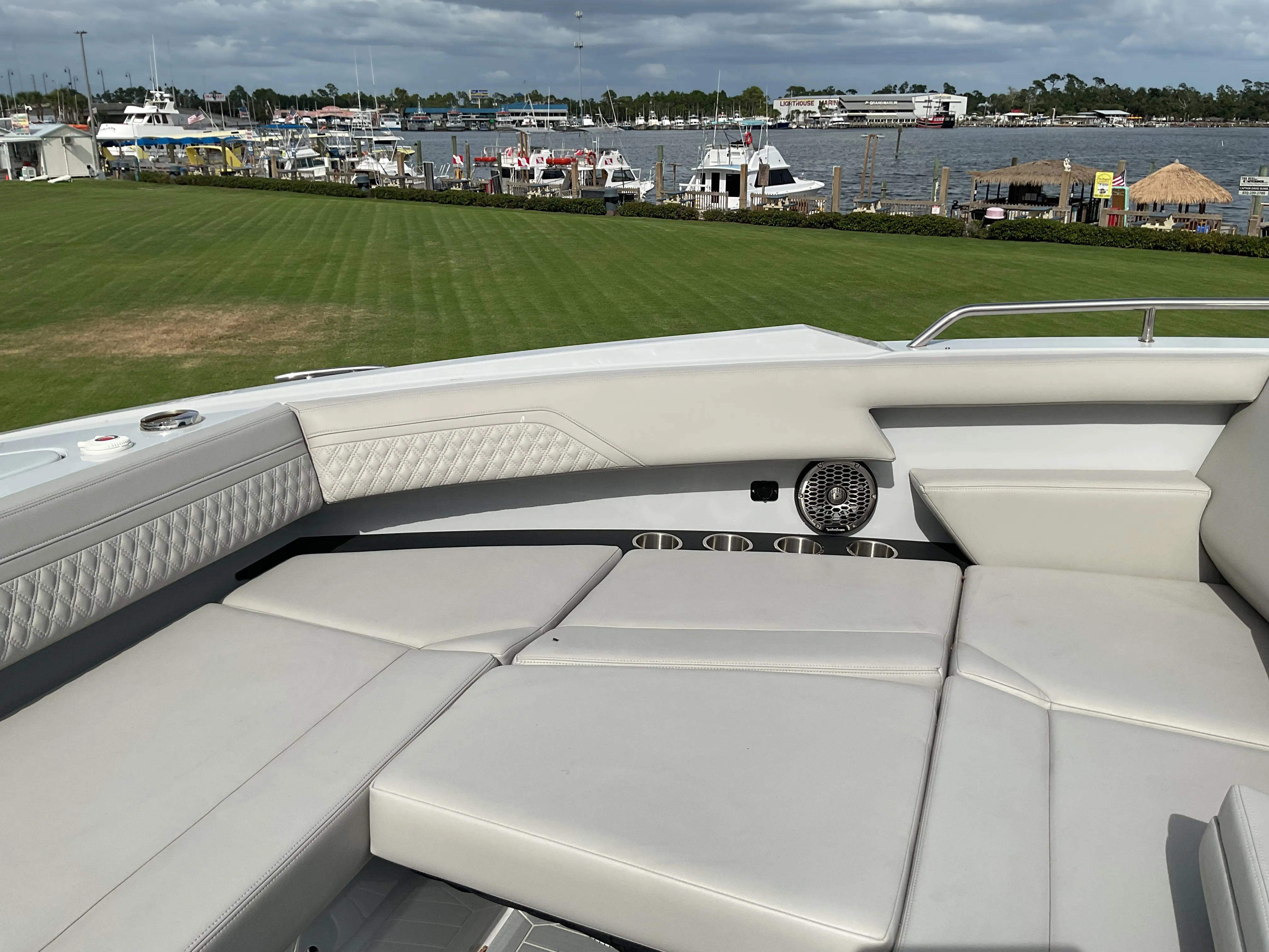 2025 Cruisers Yachts 38 GLS Outboard Image Thumbnail #33