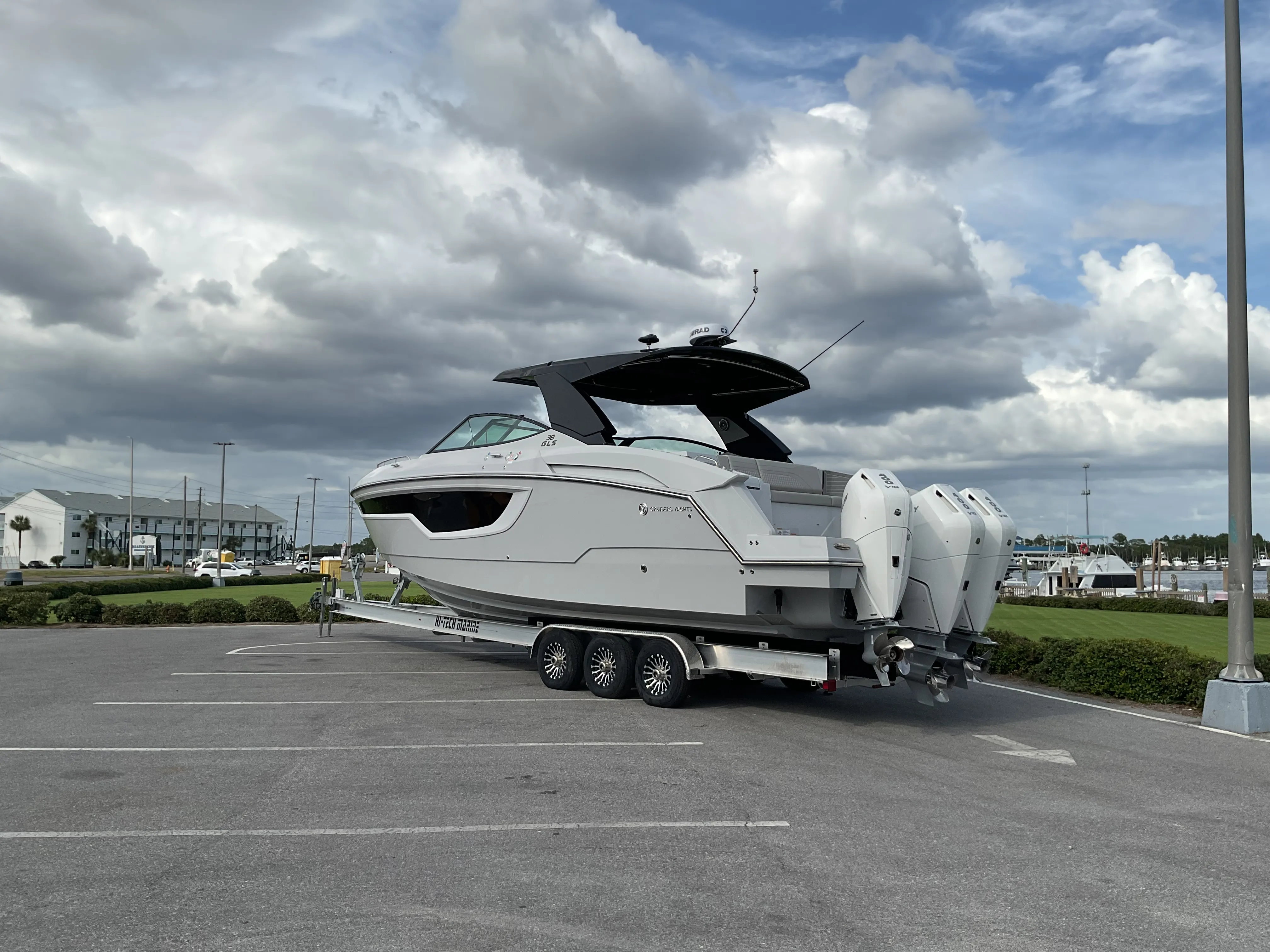 2025 Cruisers Yachts 38 GLS Outboard Image Thumbnail #8