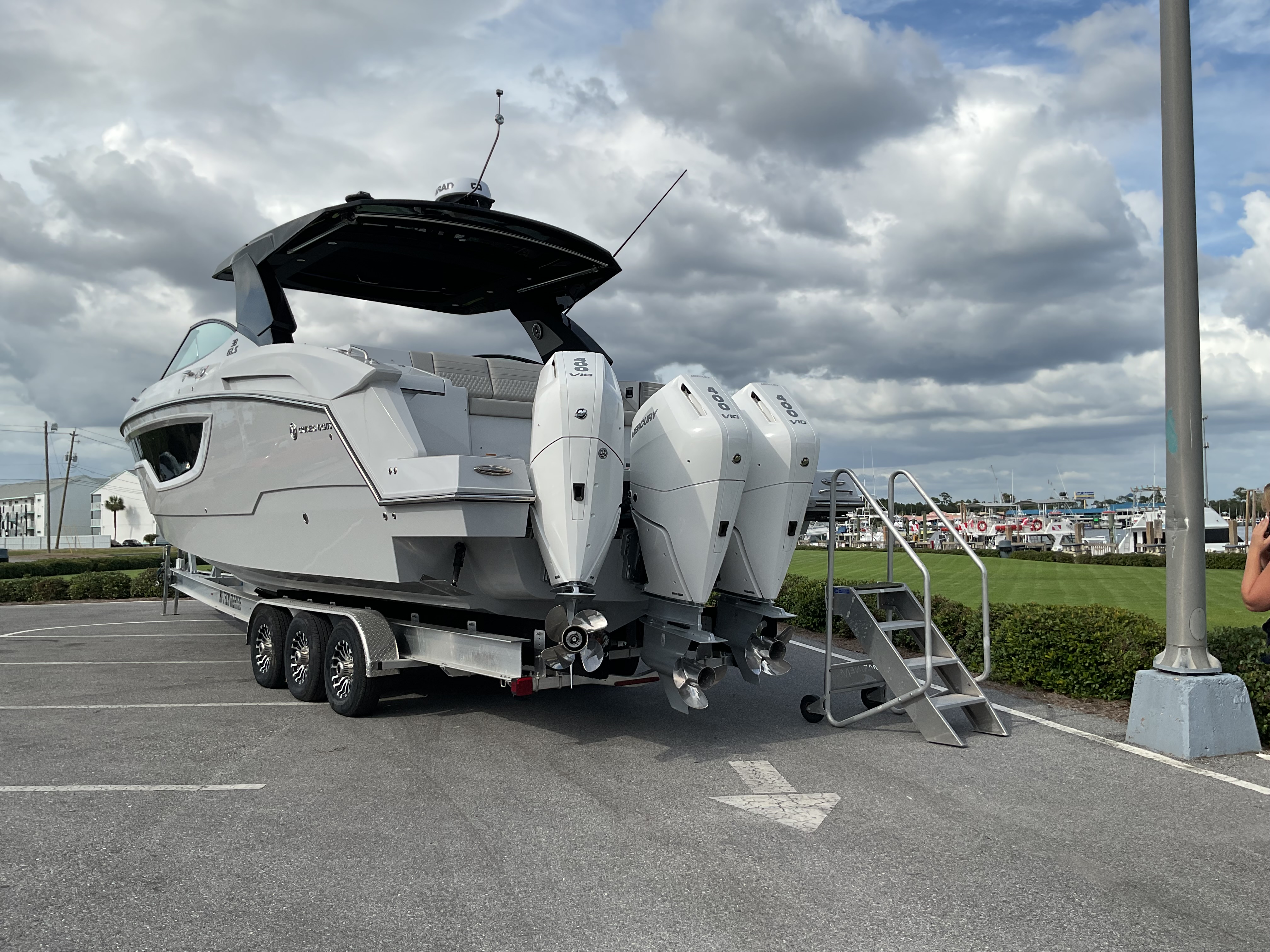 2025 Cruisers Yachts 38 GLS Outboard Image Thumbnail #4