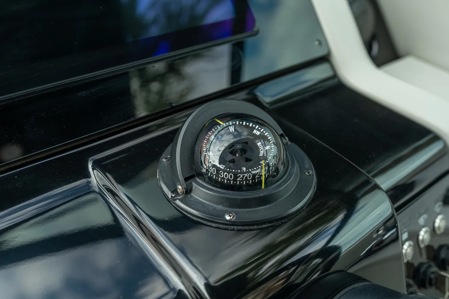 2025 Cruisers Yachts 38 GLS Outboard Image Thumbnail #23