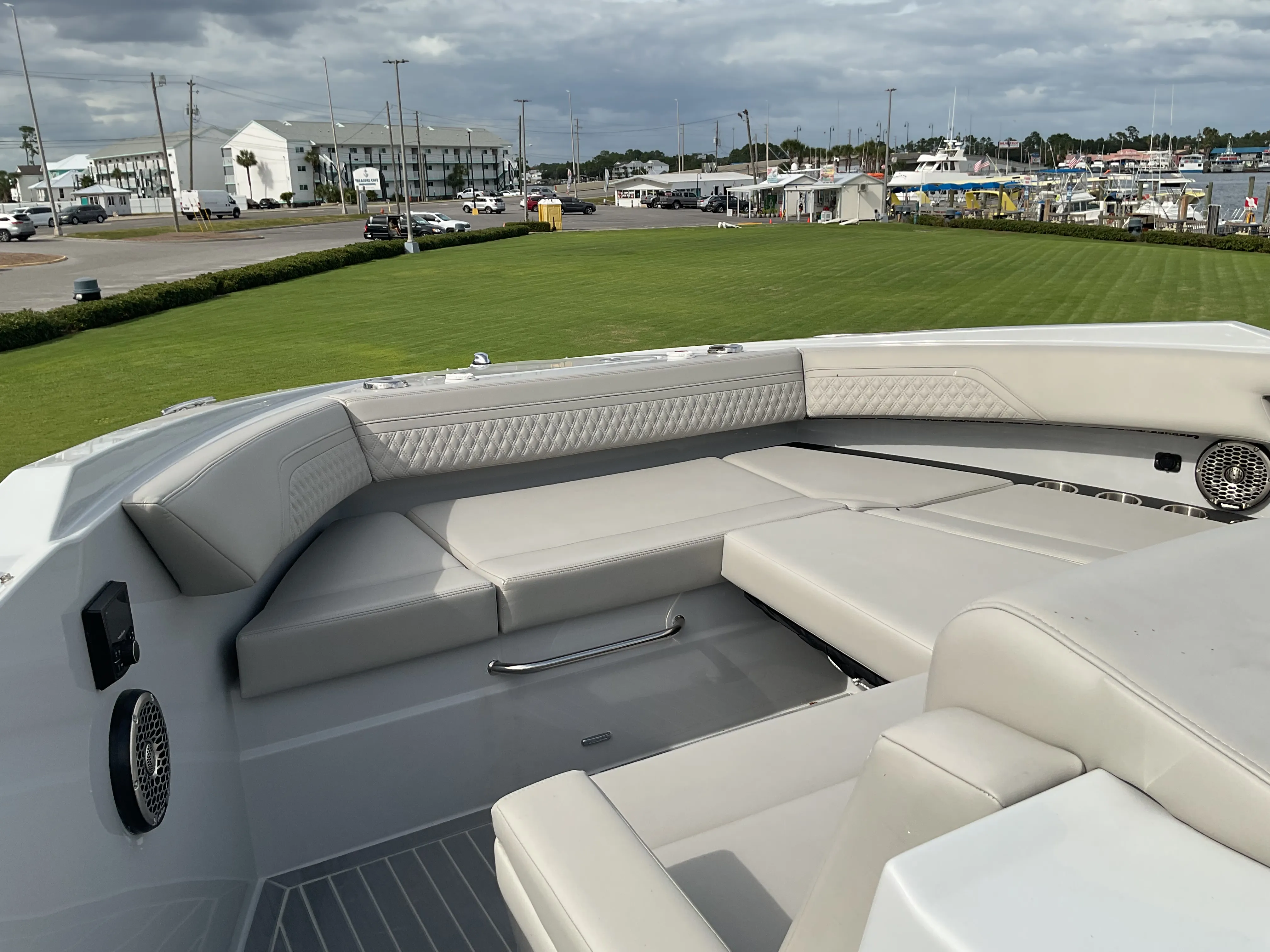 2025 Cruisers Yachts 38 GLS Outboard Image Thumbnail #32