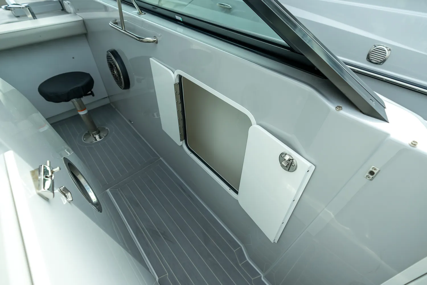 2025 Cruisers Yachts 38 GLS Outboard Image Thumbnail #17