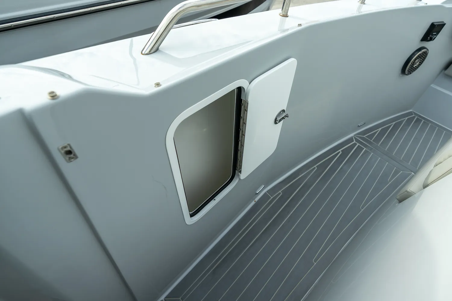 2025 Cruisers Yachts 38 GLS Outboard Image Thumbnail #16