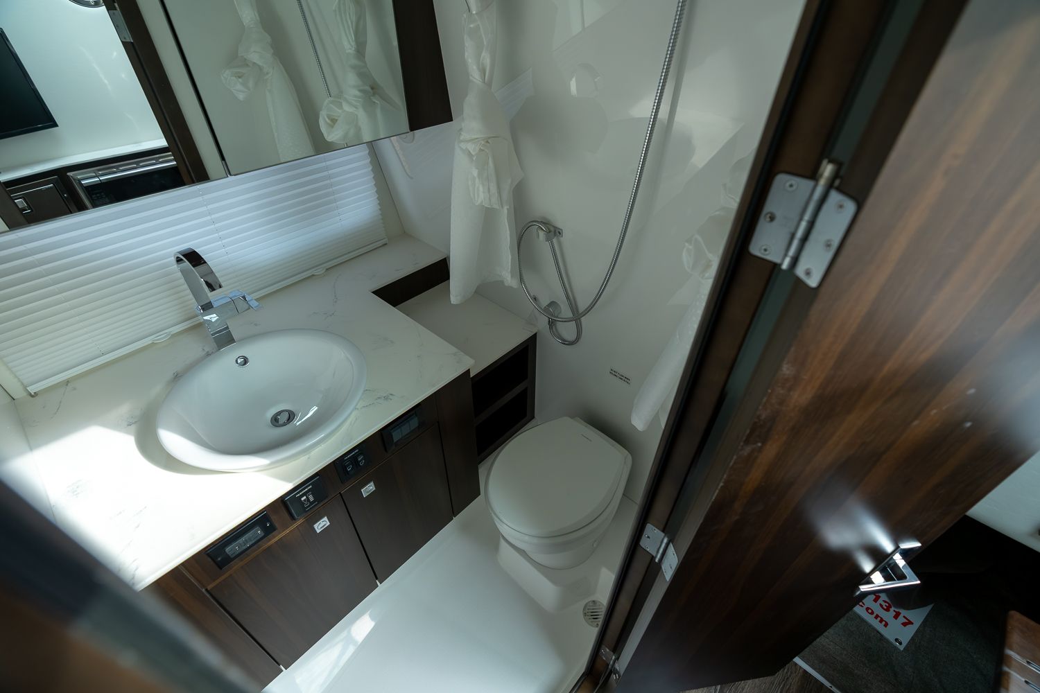 2025 Cruisers Yachts 38 GLS Outboard Image Thumbnail #34