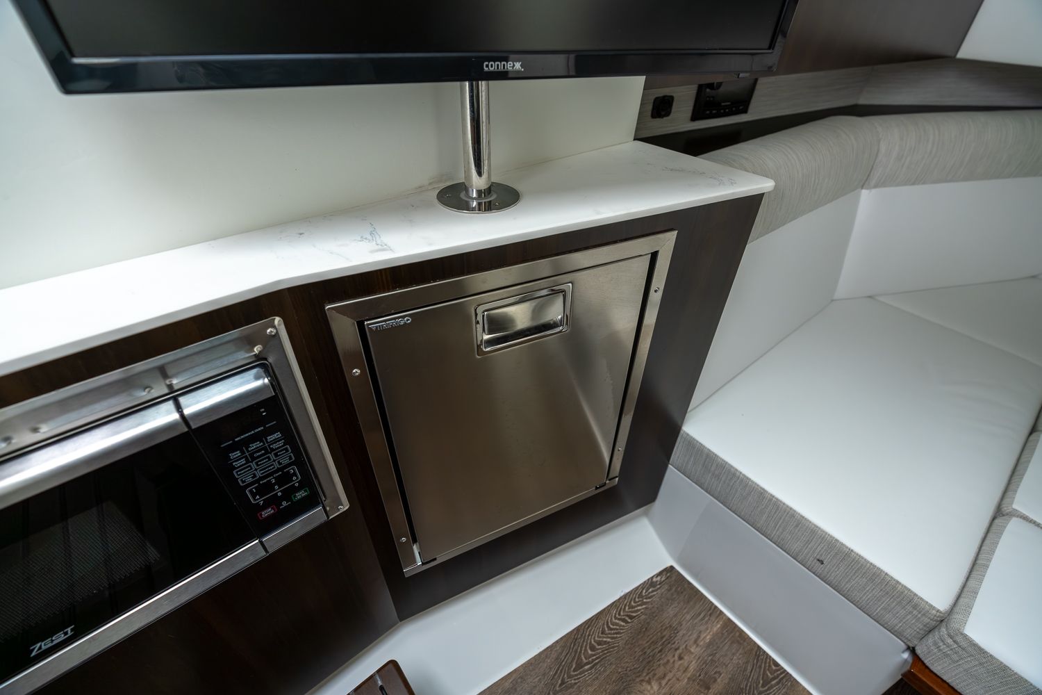 2025 Cruisers Yachts 38 GLS Outboard Image Thumbnail #32