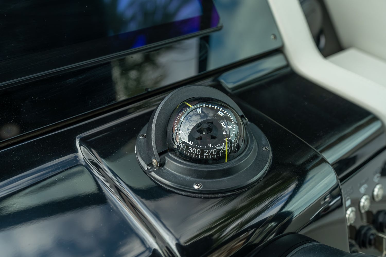 2025 Cruisers Yachts 38 GLS Outboard Image Thumbnail #23