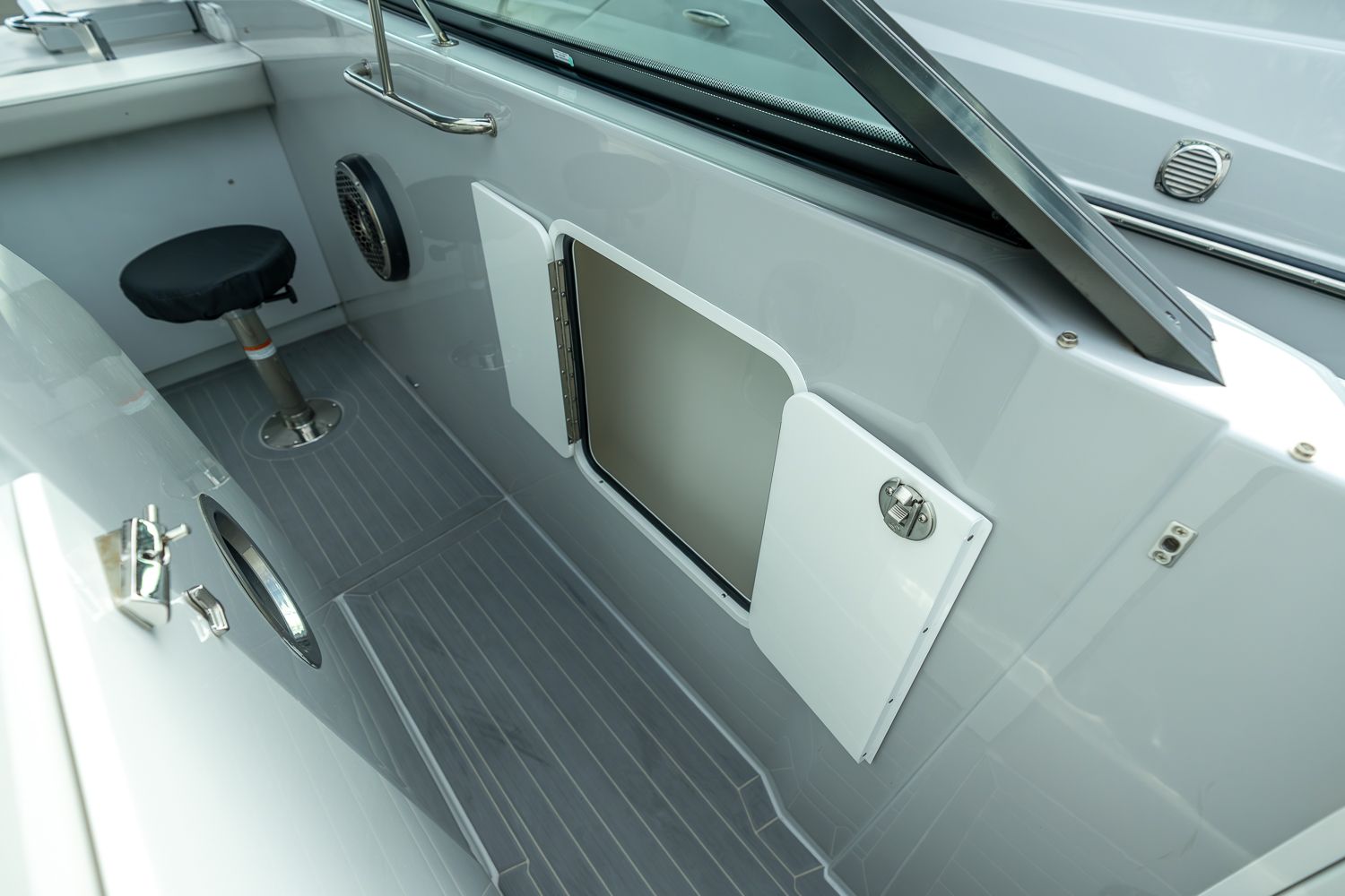 2025 Cruisers Yachts 38 GLS Outboard Image Thumbnail #17