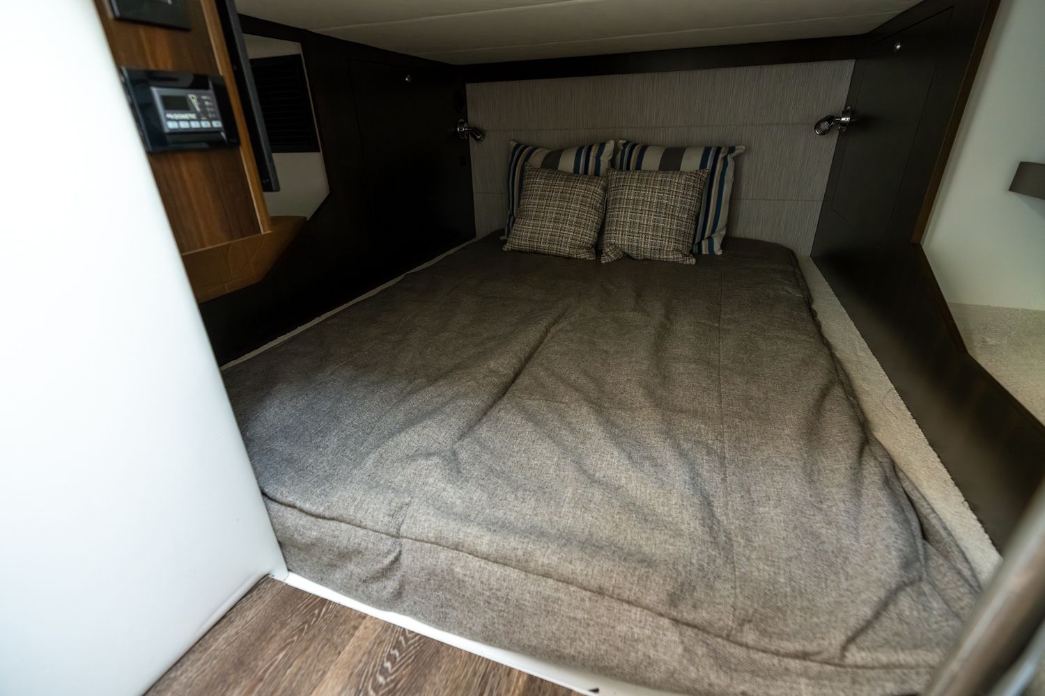 2025 Cruisers Yachts 38 GLS Outboard Image Thumbnail #37