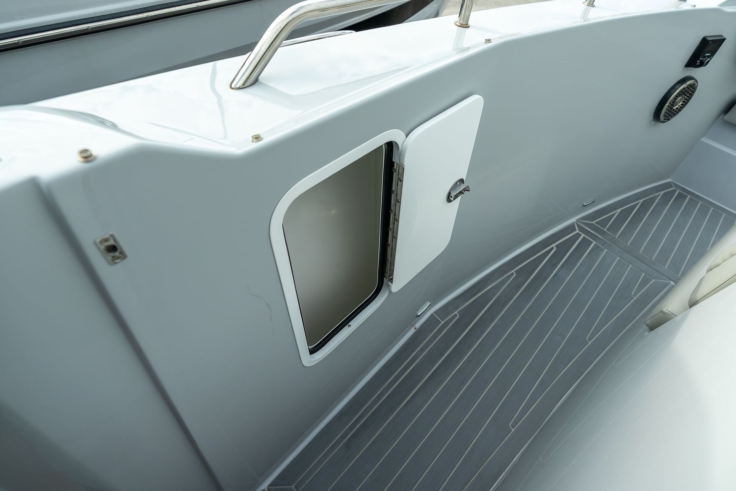 2025 Cruisers Yachts 38 GLS Outboard Image Thumbnail #16