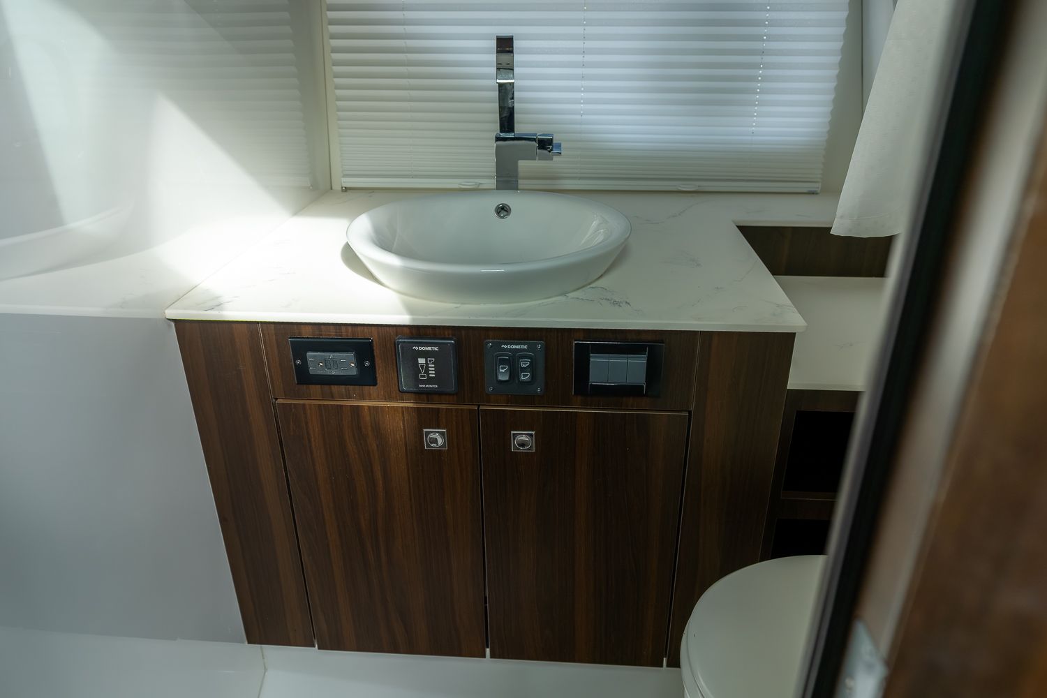 2025 Cruisers Yachts 38 GLS Outboard Image Thumbnail #35