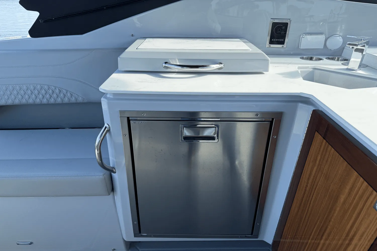 2025 Cruisers Yachts 38 GLS Outboard Image Thumbnail #18