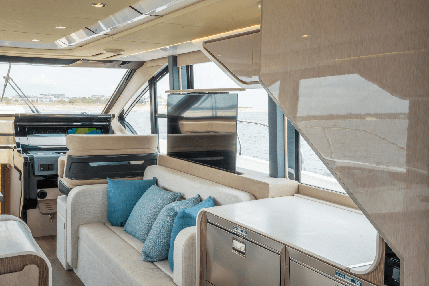 2025 Cruisers Yachts 57 Fly Image Thumbnail #38