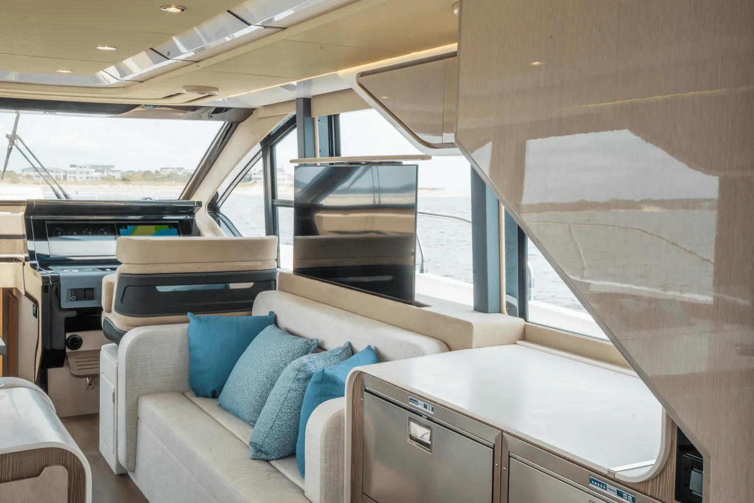 2025 Cruisers Yachts 57 Fly Image Thumbnail #38