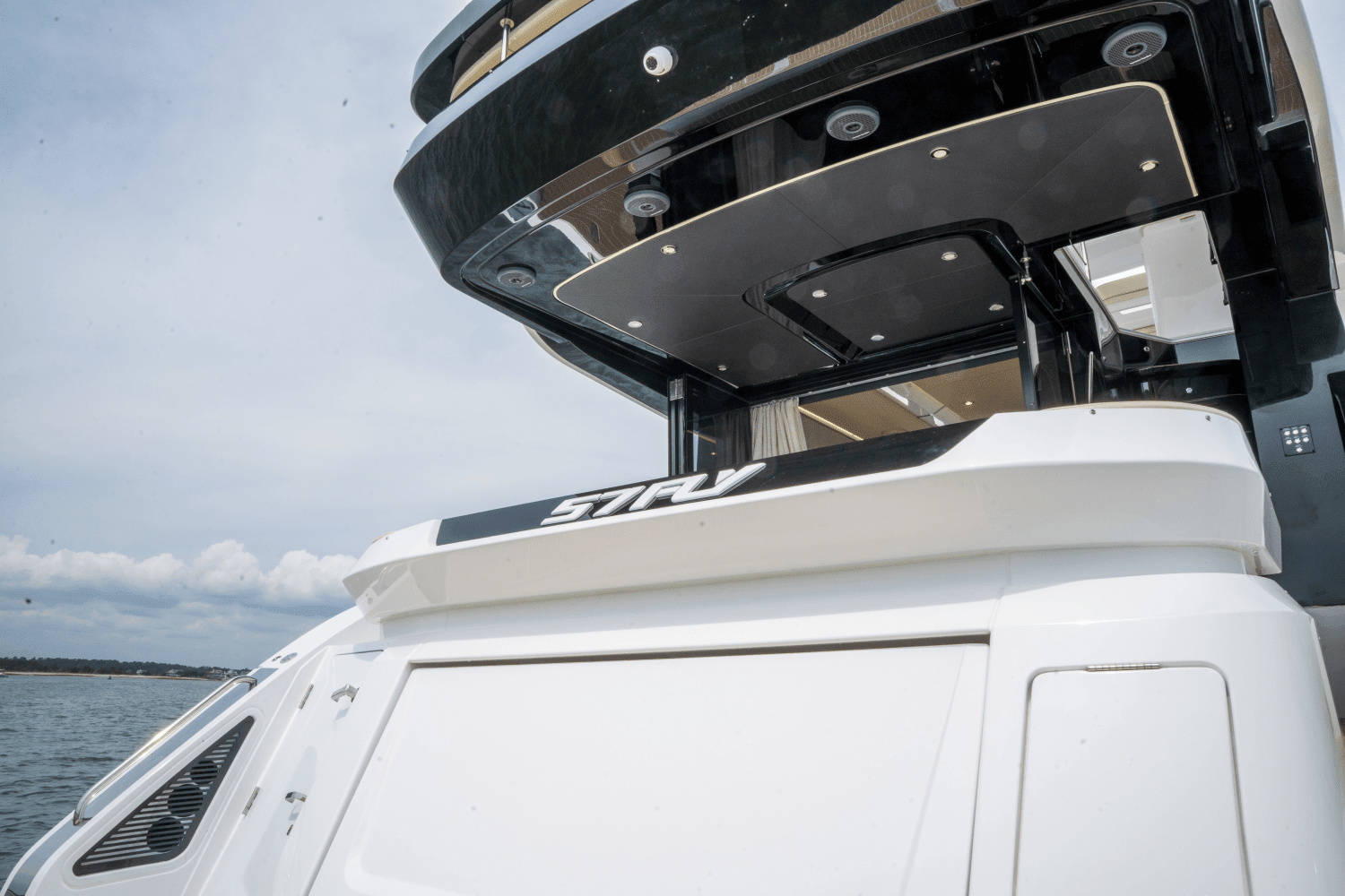 2025 Cruisers Yachts 57 Fly Image Thumbnail #25