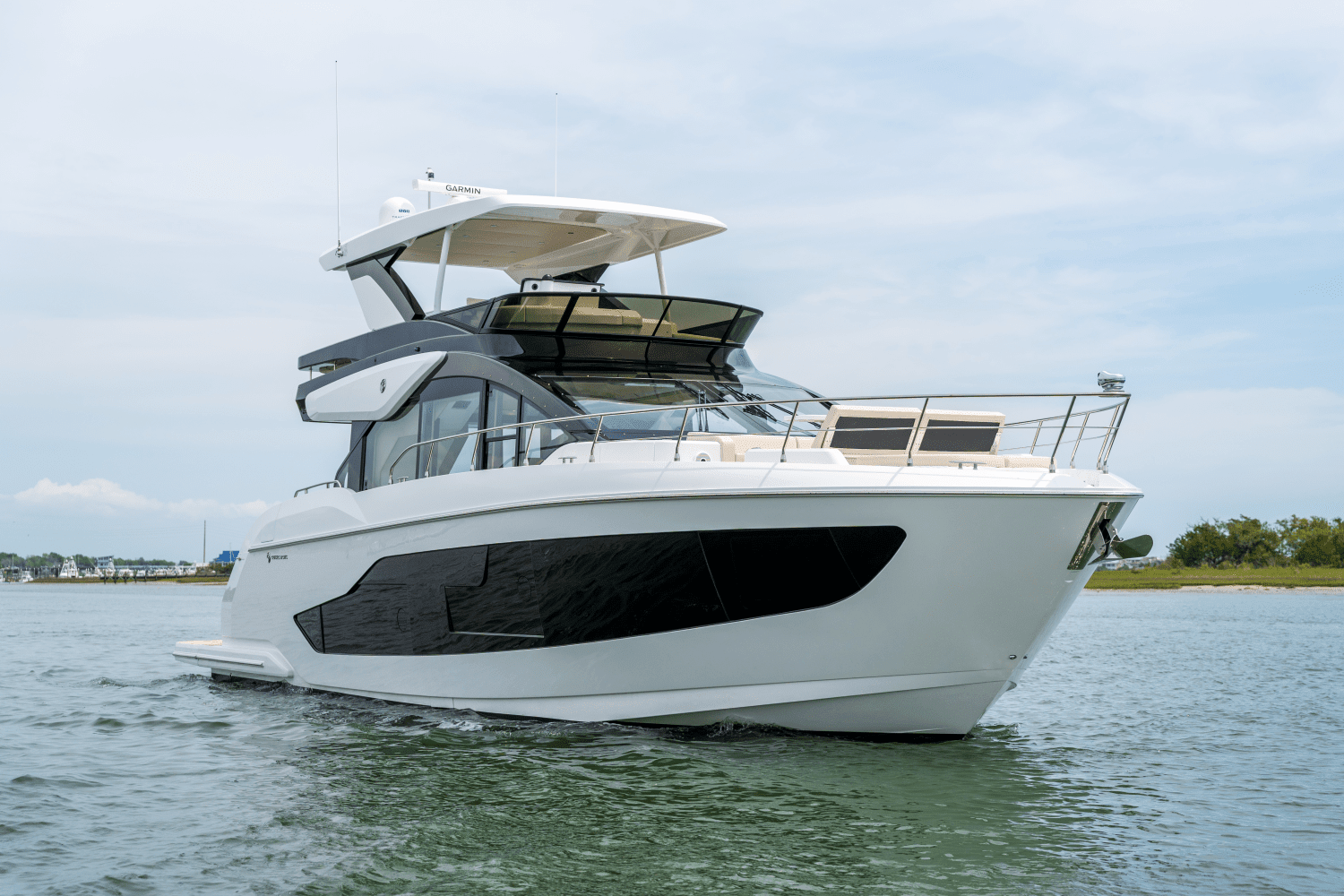 2025 Cruisers Yachts 57 Fly Image Thumbnail #2