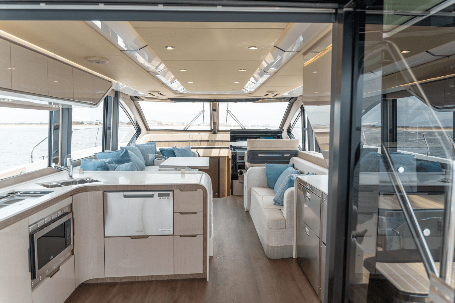 2025 Cruisers Yachts 57 Fly Image Thumbnail #27