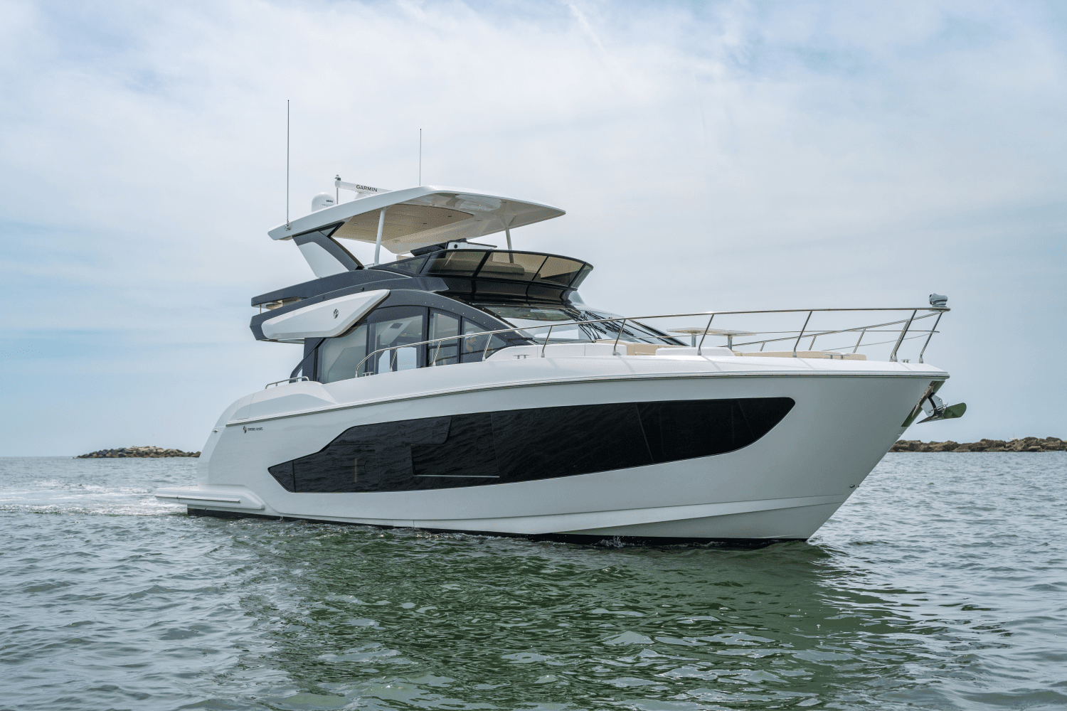 2025 Cruisers Yachts 57 Fly Image Thumbnail #3