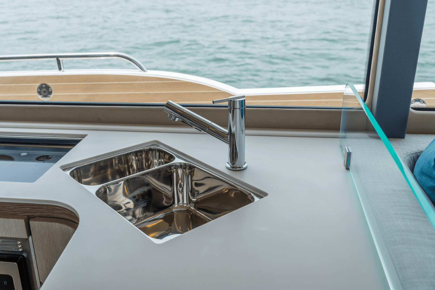 2025 Cruisers Yachts 57 Fly Image Thumbnail #31